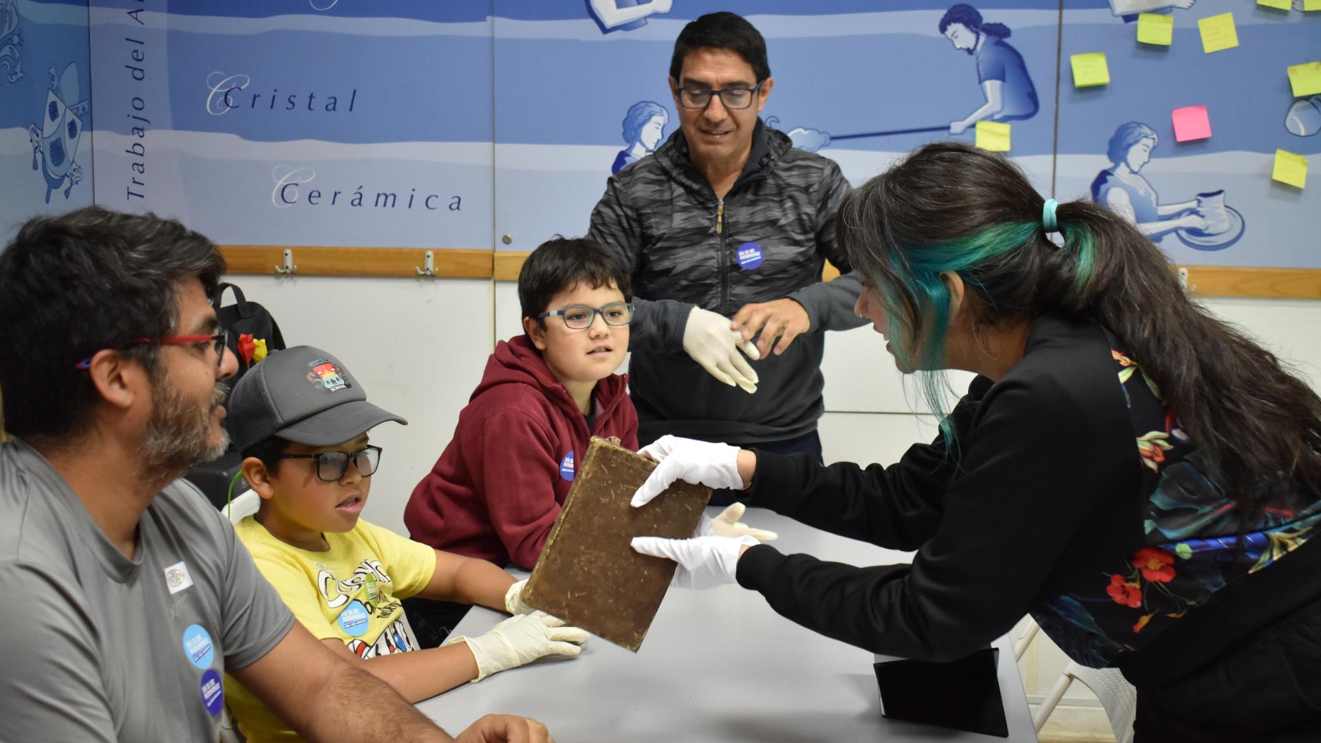 Macarena Rivas realizando una actividad en la Sala Didáctica