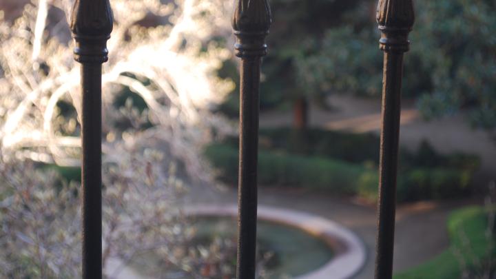 Vista del patio con barrotes