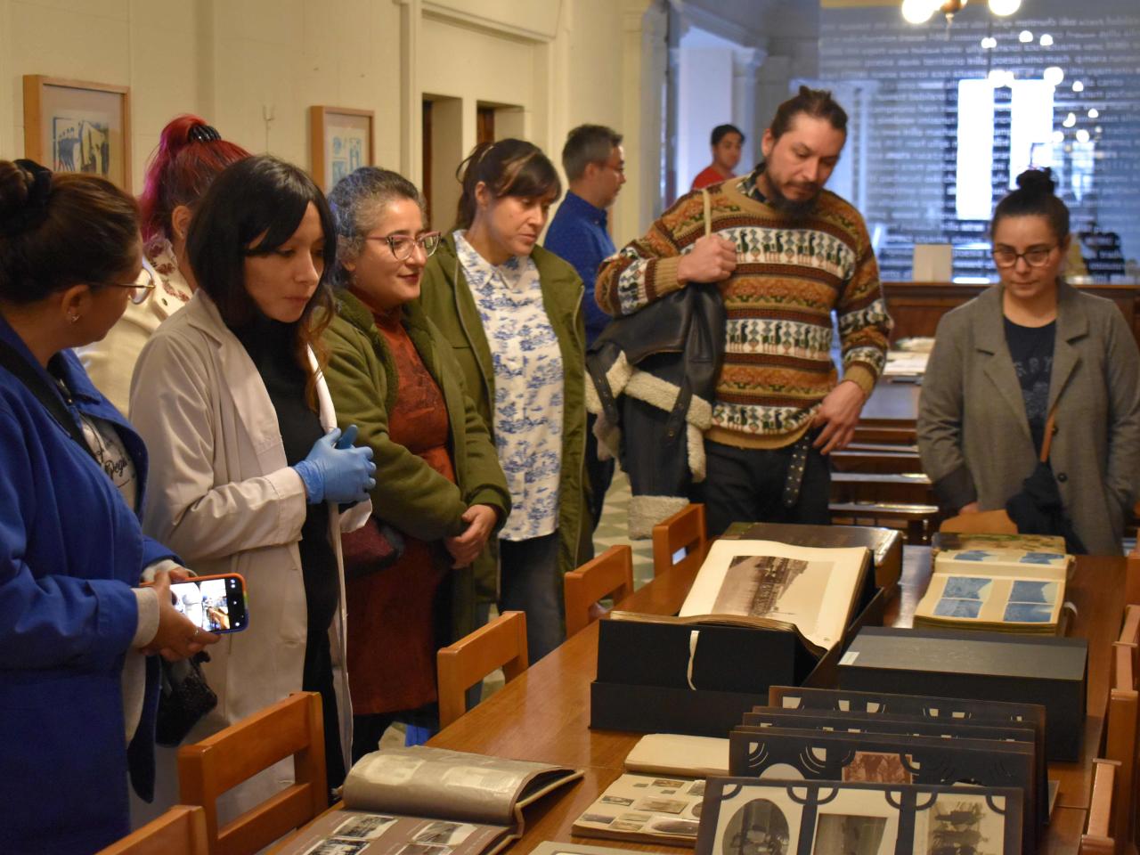 Asistentes al laboratorio de álbumes fotográficos Biblioteca Nacional