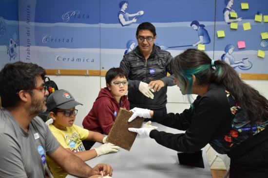 Macarena Rivas realizando una actividad en la Sala Didáctica