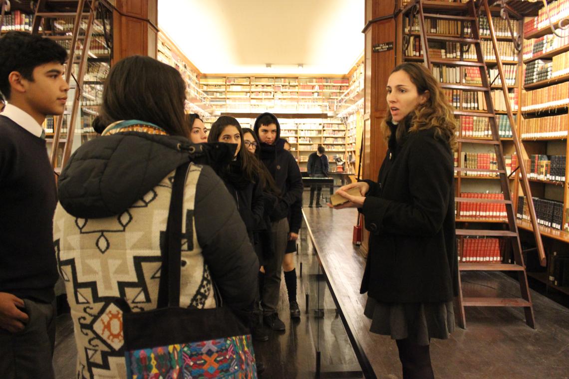 Alumnas y alumnos durante una visita guiada a la Biblioteca